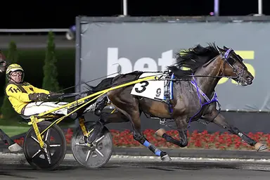 Woodbine Mohawk Park:  Casual Breeze splits won by Kngtstlkrs Games, Ill Have The Red