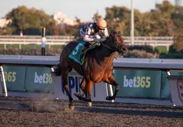Quadruple surges at close in Ontario Fashion