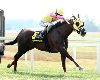 Red-hot Ortiz rides Possiblemente to Turf Sprint victory on scorching day