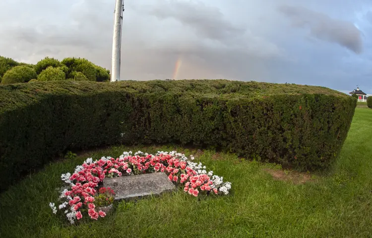 Ruffian's grave.Belmont Park.10-2-11.BL_.jpg