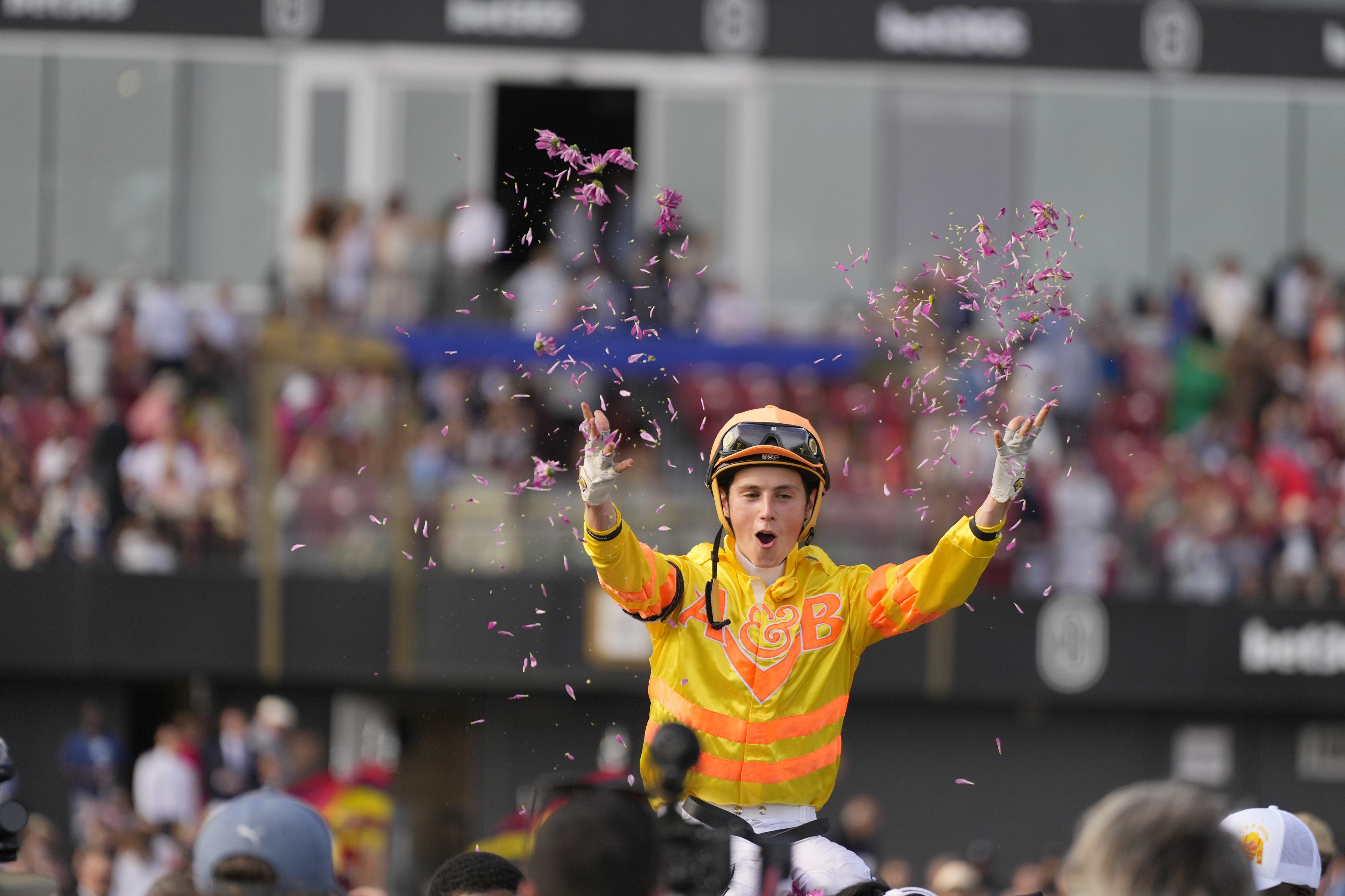 Top jockeys Hernandez, Moran duke it out in claiming race