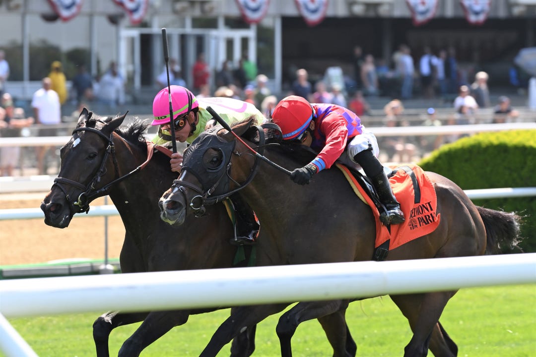 Marvelous Maude (outside) beats Runaway Rumour in Mount Vernon at BEL May 29 2023